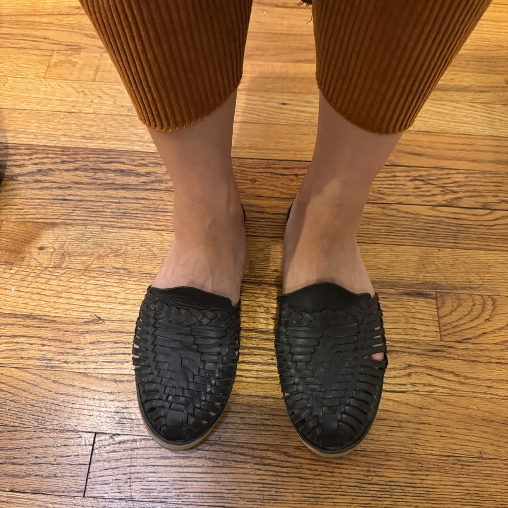 Espiritu Selva Huaraches Slip Ons in Luna, Size 7 Women